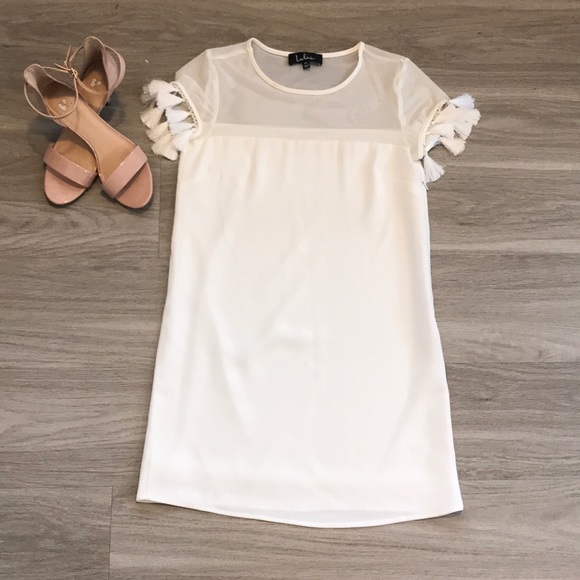 Lulus Dresses & Skirts - Lulu’s White Tassle Sleeve Shift Dress